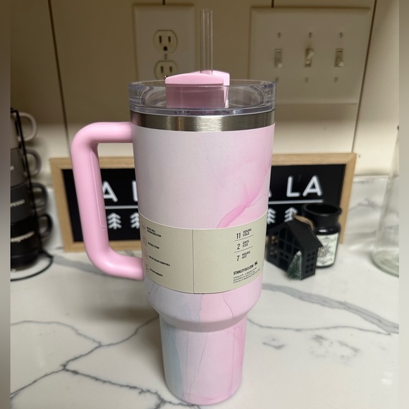 Gorgeous NWT Stanley 40oz Flowstate H20 Tumbler
Watercolor in Tulle (Pink) - Picture 9 of 11